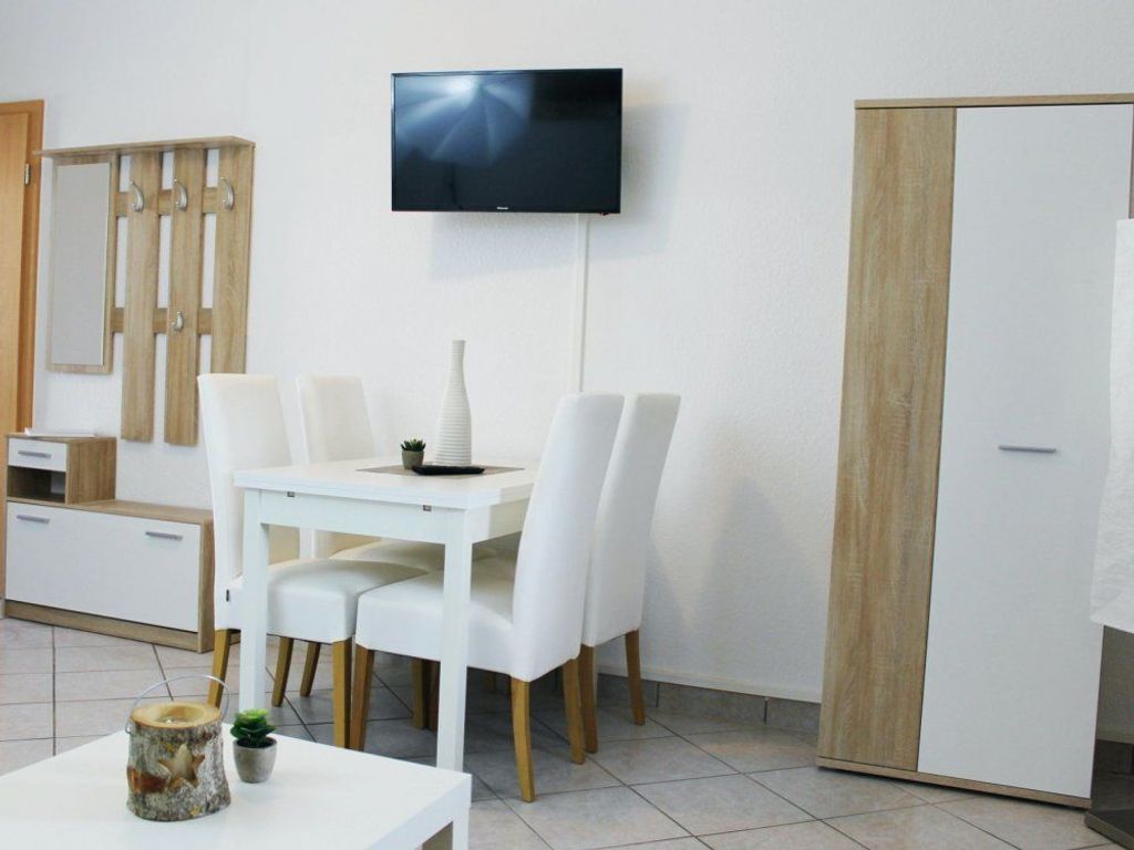 Wohnzimmer mit TV und Amazon FireTV