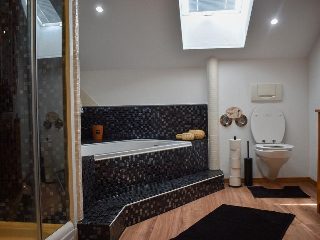 Dusche und Badewanne