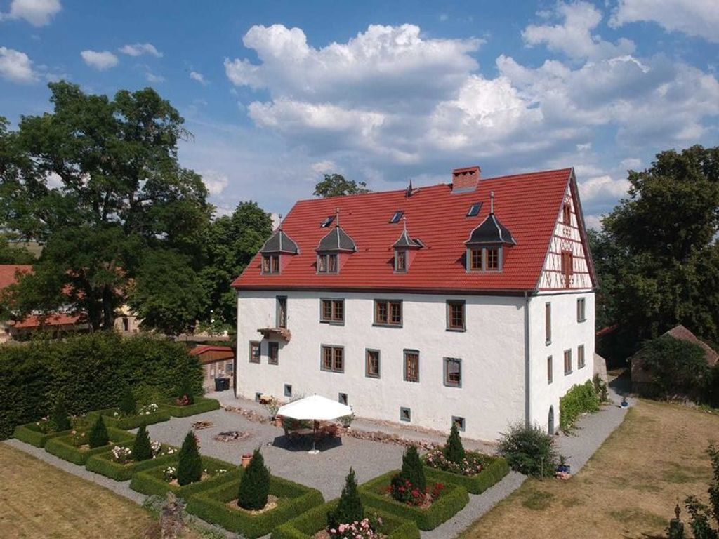 Schloß Roßdorf Westseite im Sommer