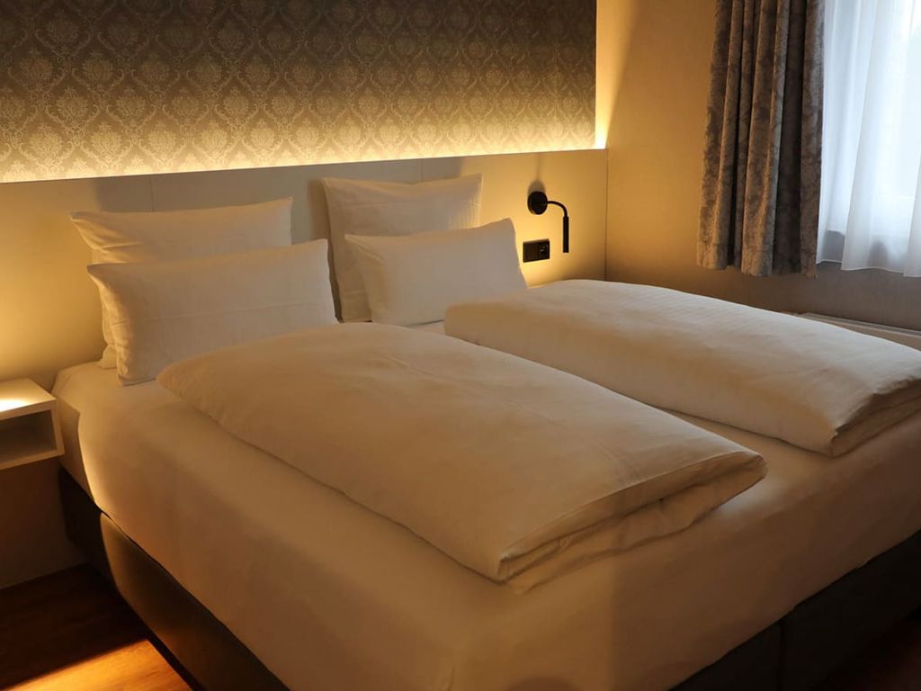 Doppelbett in der Suite im Naundrups Hof Hotel in Lüdinghausen
