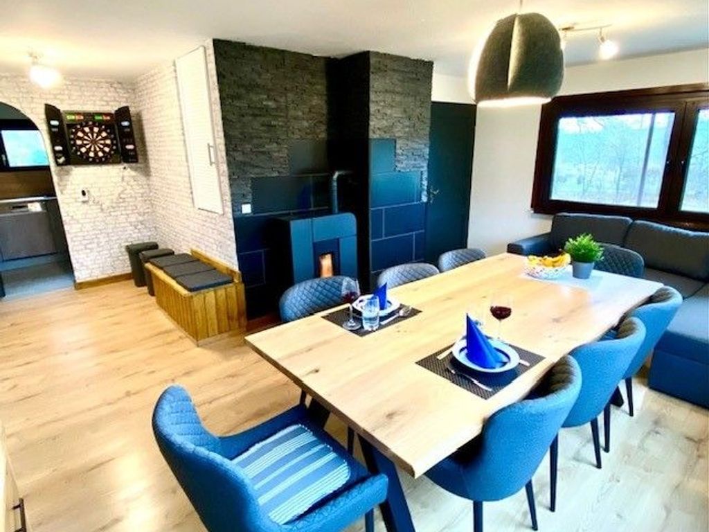 Wohn- und Essbereich. Hier finden bis zu 8 Personen Platz. Das Sofa lässt sich ausziehen