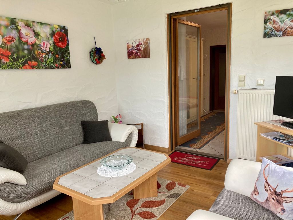 Wohnzimmer mit Sat-TV Flachbildschirm