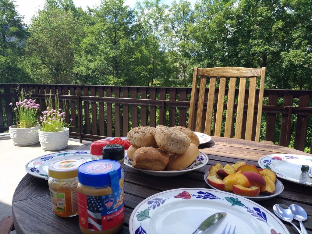 EG: Ein entspanntes Frühstück auf der Küchenterrasse