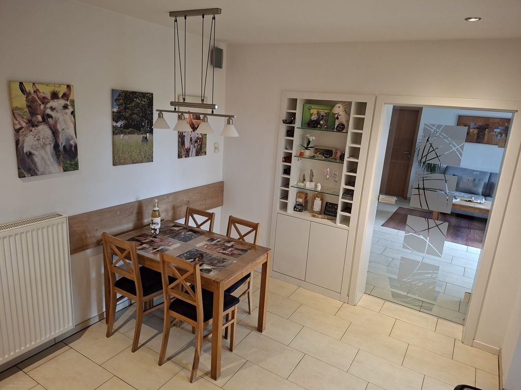 Küche mit Esstisch in der Ferienwohnung Am Eselhaus in Rhede