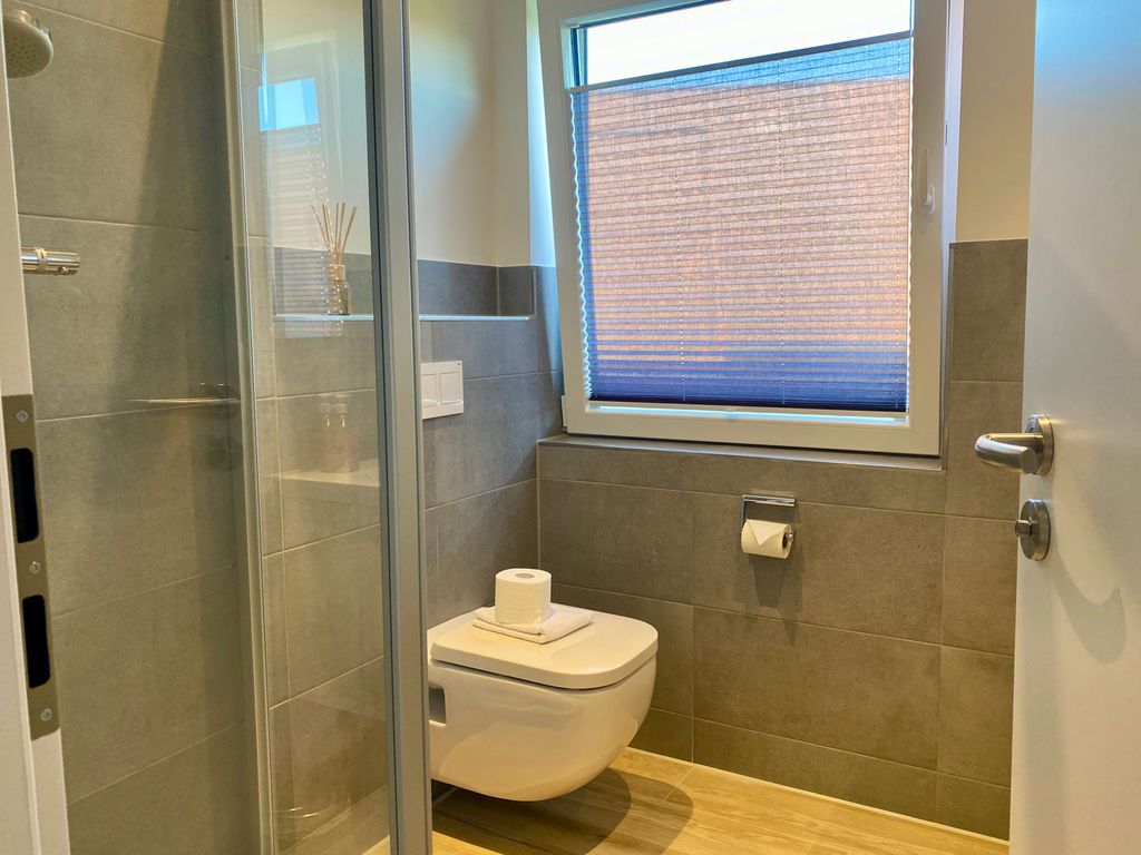 Badezimmer mit WC und Dusche