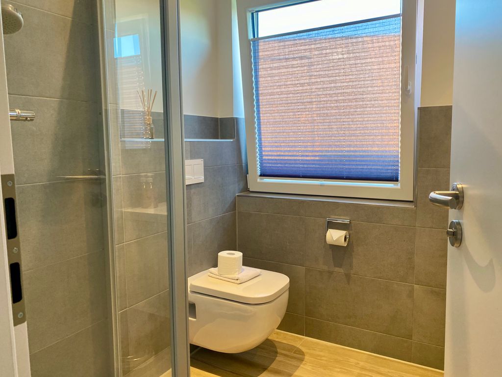 Badezimmer mit WC und Dusche