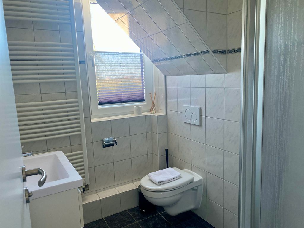 Badezimmer mit Dusche und WC