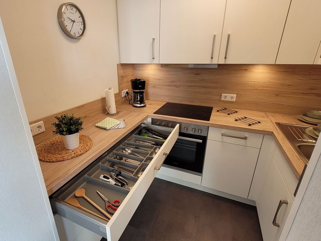 KITCHEN, INSIDE