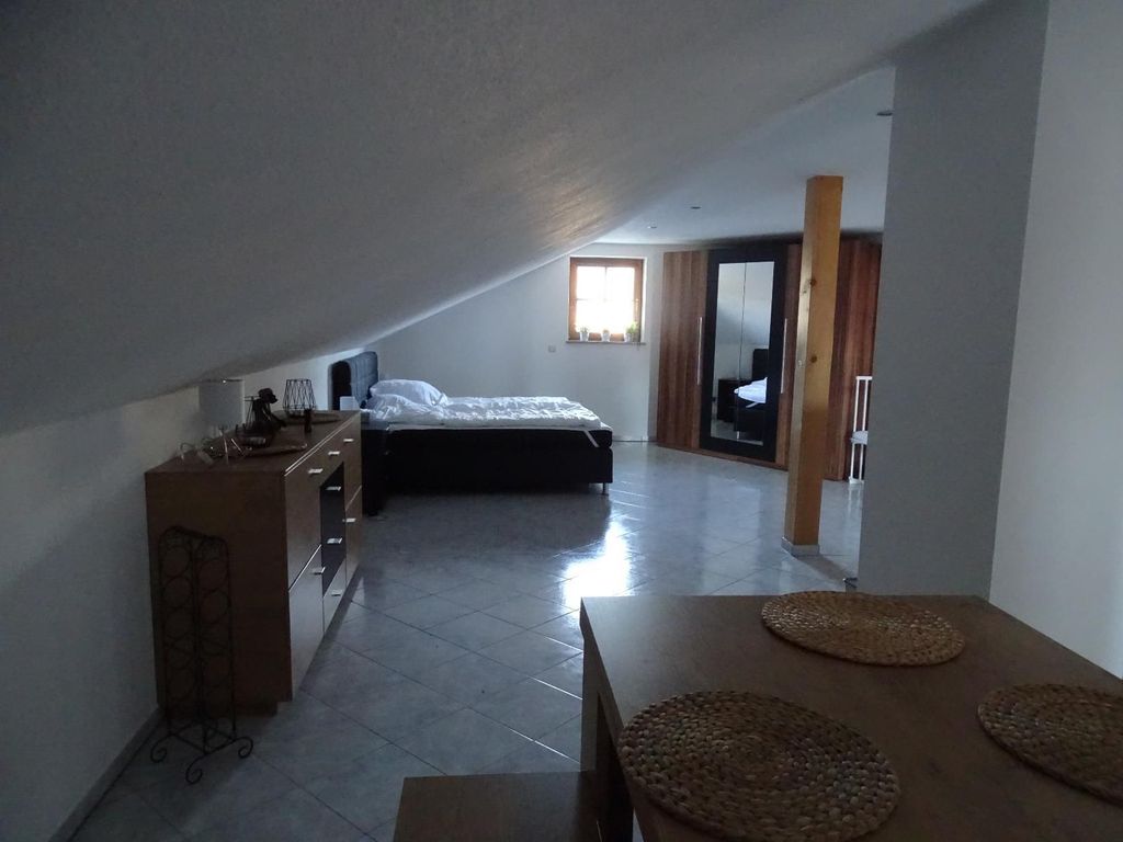 Bett mit Kommode