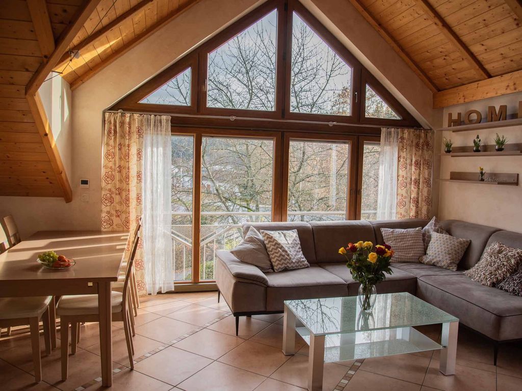 Wohnzimmer mit Panoramafenster