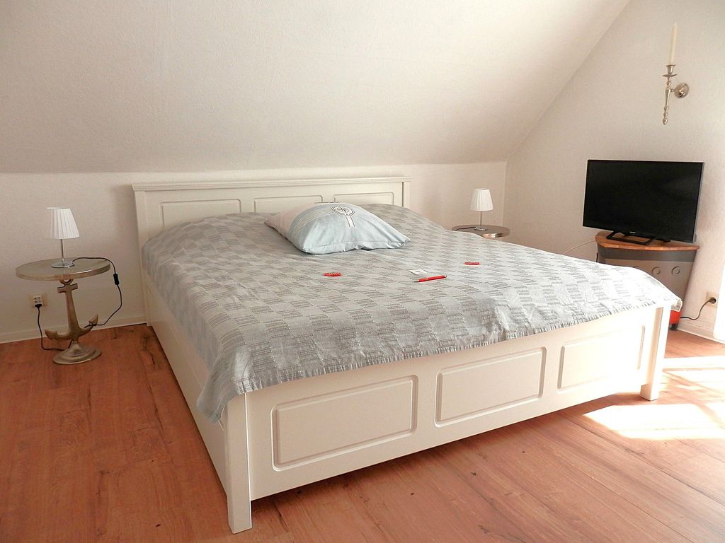 Schlafzimmer 1 Doppelbett 1,80 x 2,00 mit verstellb. Kopfteil