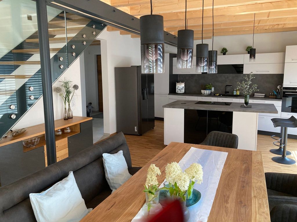 Esszimmer und moderne Küche