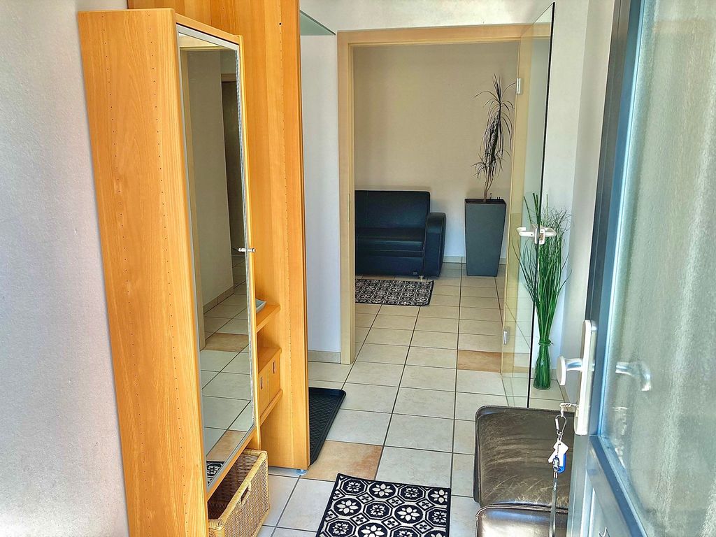 der erste Blick in den Windfang mit Garderobe, Platz für Schuhe und Jacken