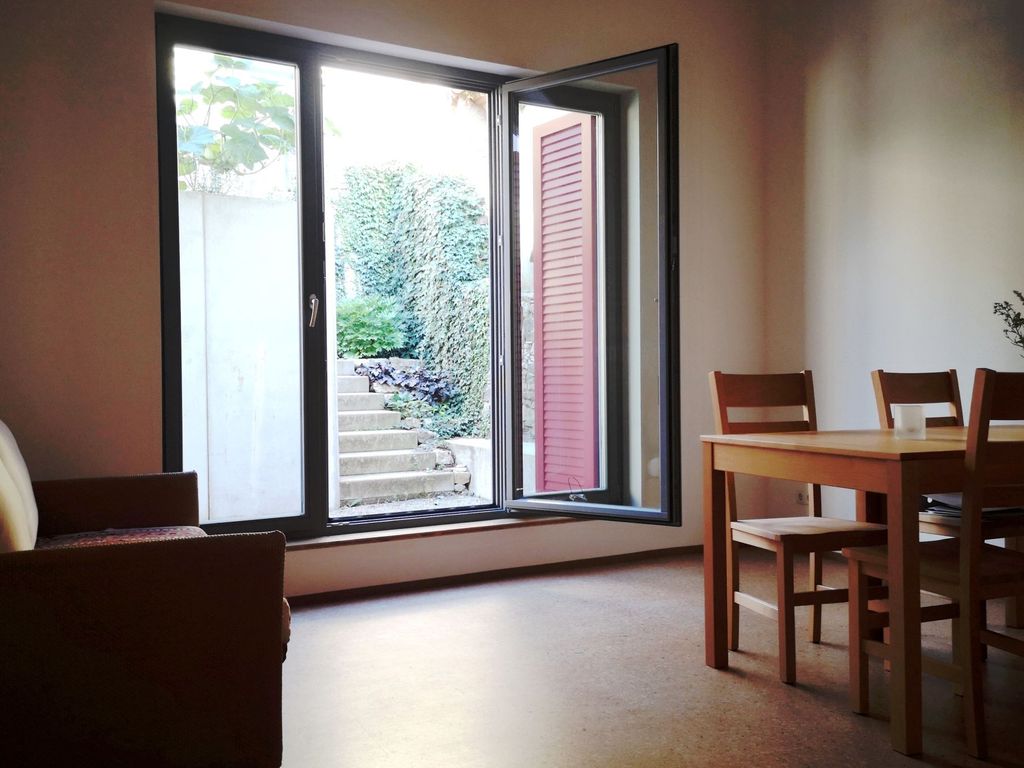 Wohn-Essraum mit Blick auf Terrasse