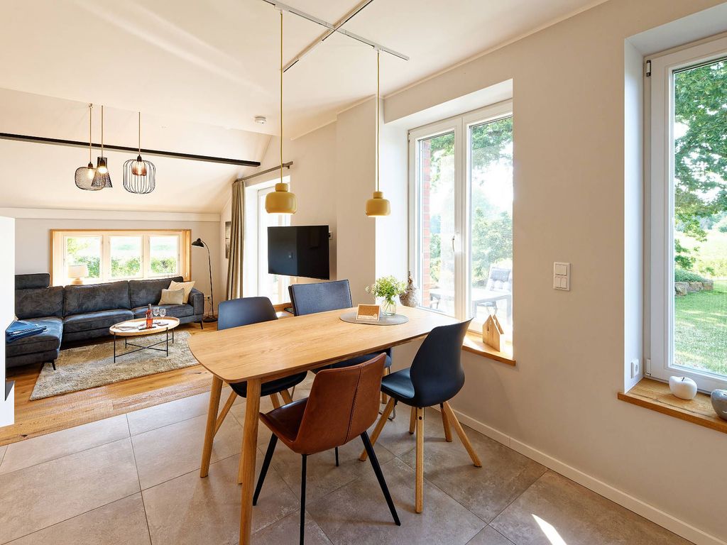 Essberecih mit Blick in den Garten