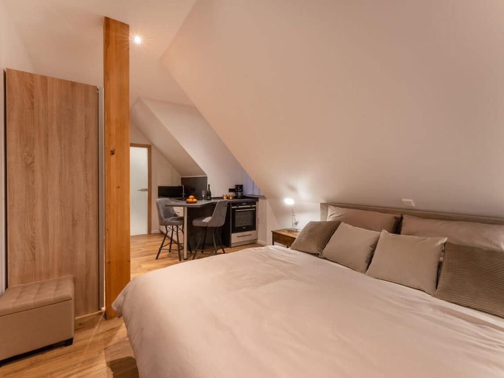 Studio 1 mit großem Doppelbett und ausgestatteter Küche
