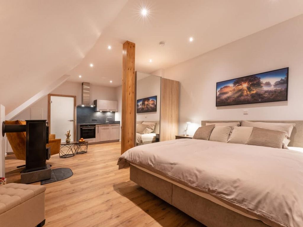 Studio mit kleinem Kaminofen im Zimmer
