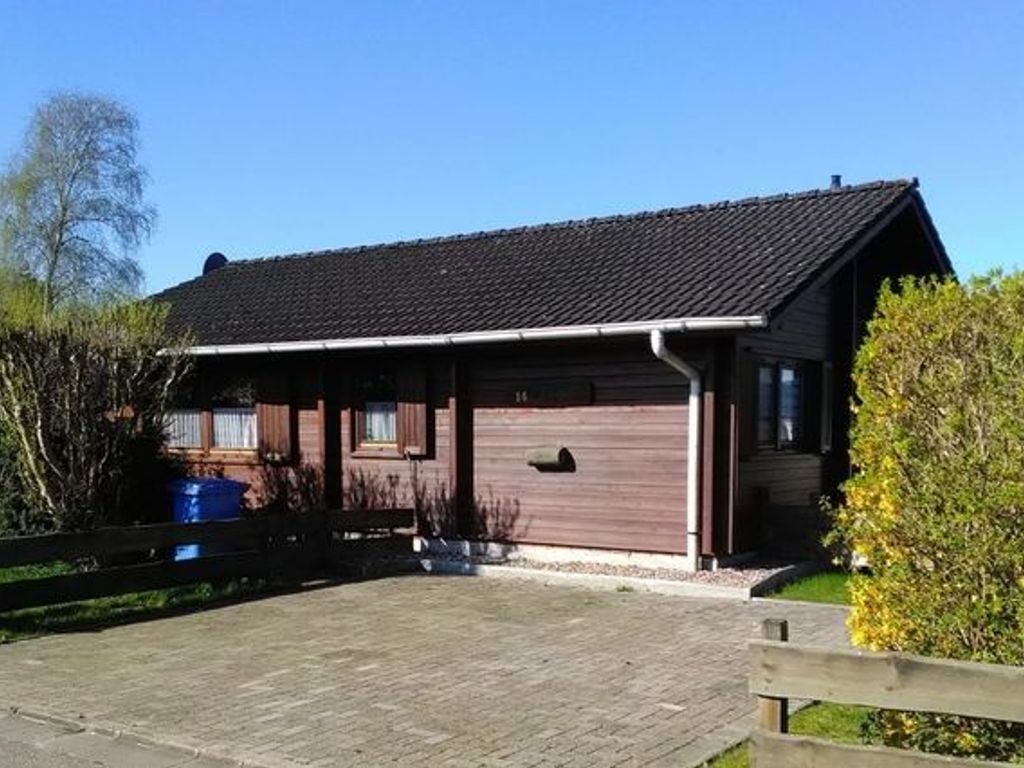 Strassenansicht - PKW-Stellplätze
