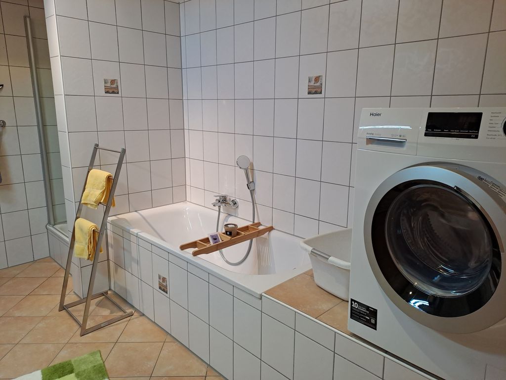 Auch eine Waschmaschine steht Ihnen im Bad zur Verfügung