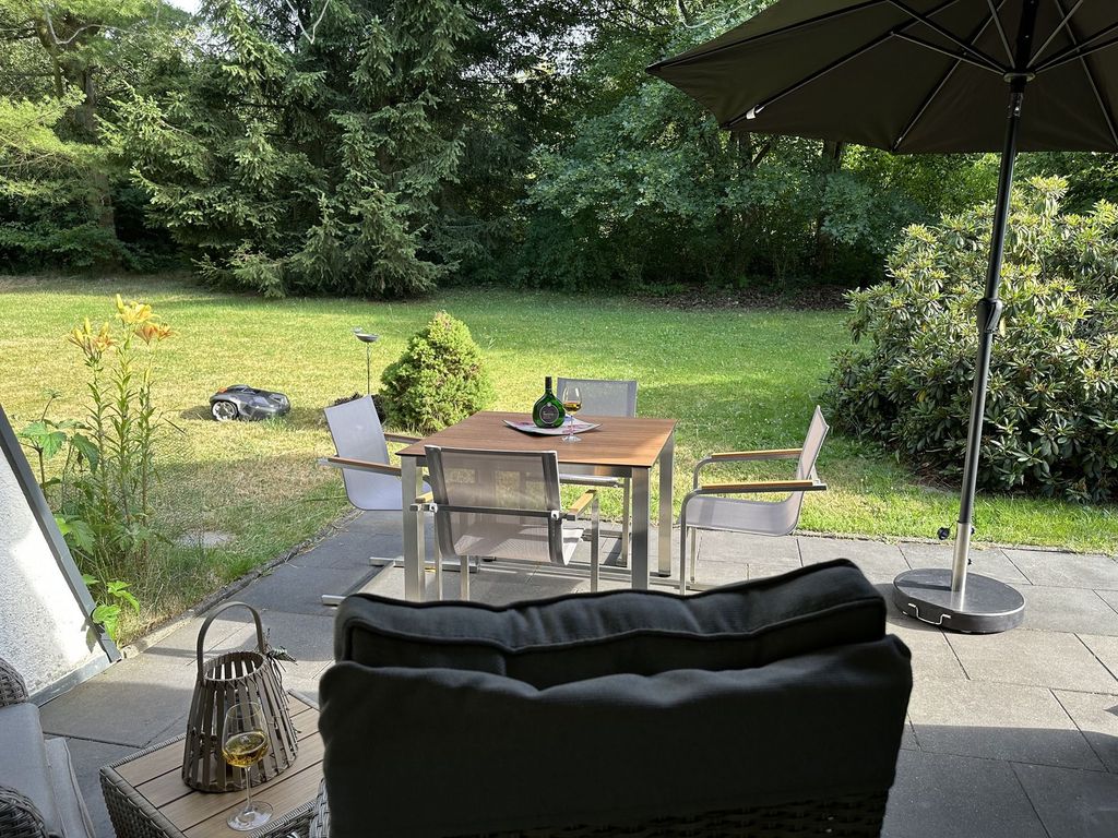 Terrasse und Garten mit bequemen Stühlen - Genießen Sie den Sonnenuntergang!