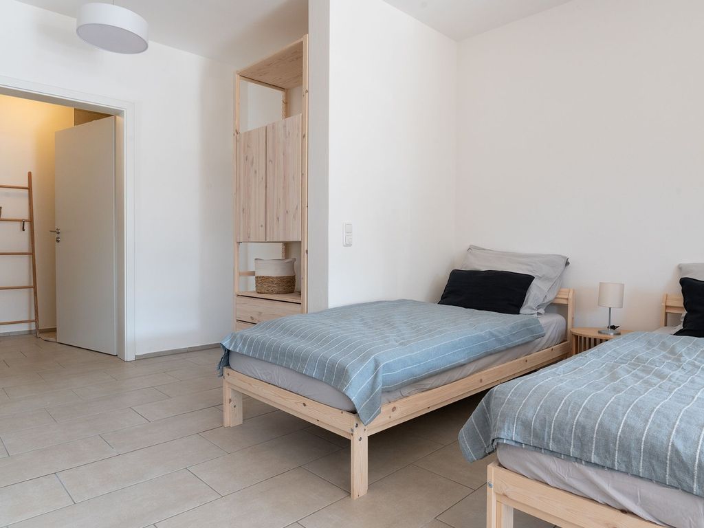 Blick zu Schrank und Bad