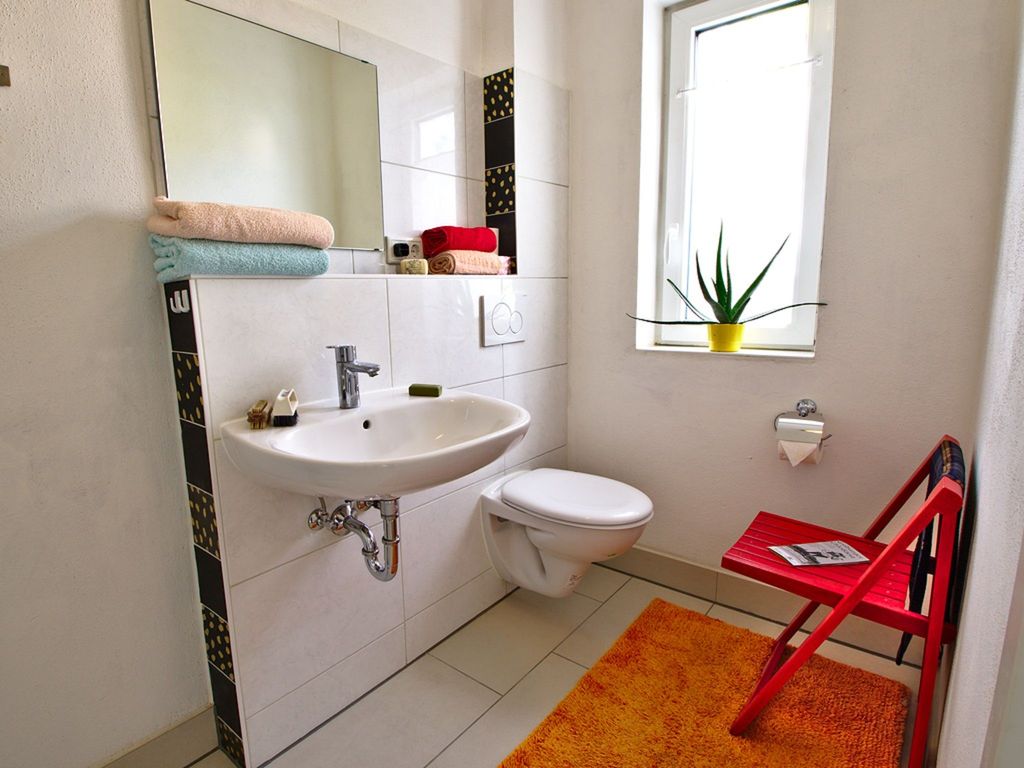 Bad mit Waschtisch und WC