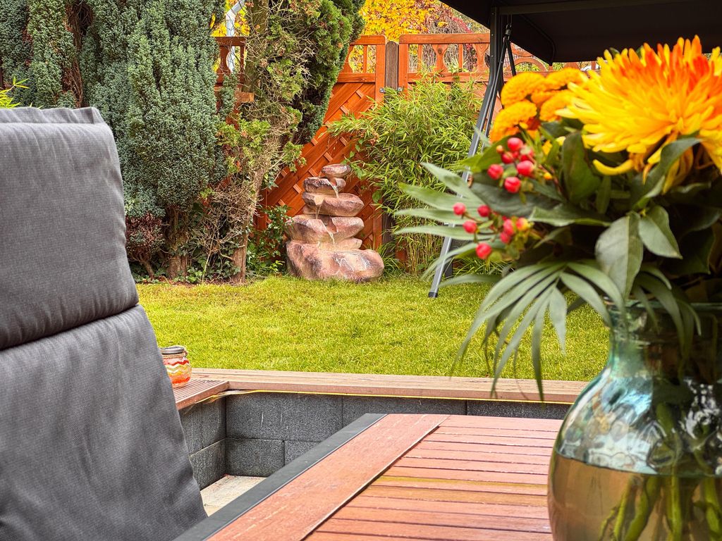 Schöner, gepflegter Garten mit eigener Terrasse