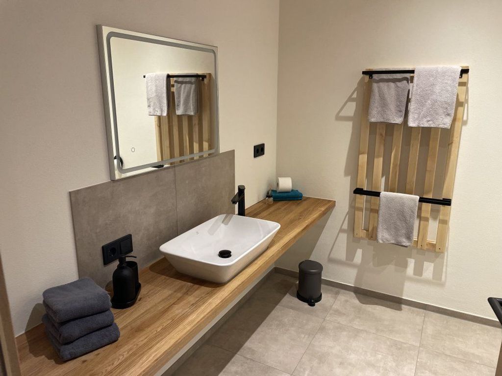 großes, modernes Badezimmer mit begehbarer Dusche