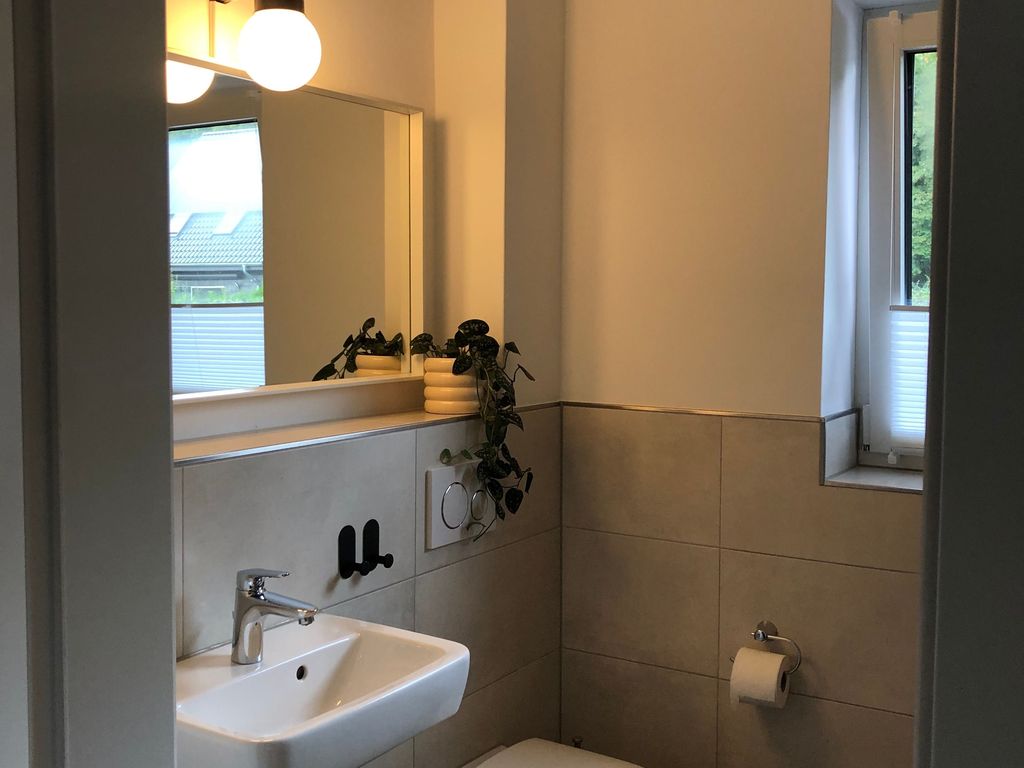 Gepflegtes Badezimmer Waschbecken und Spiegel