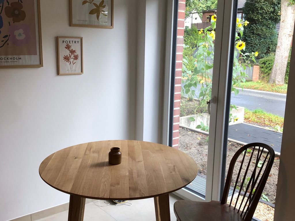 Küche mit kleinem, runden Holztisch