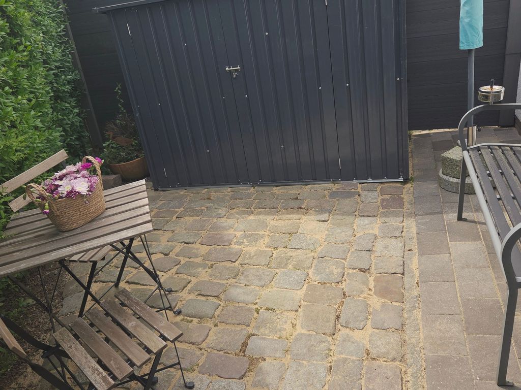 Terasse inkl. Sitzmöglichkeiten und Fahrradgarage