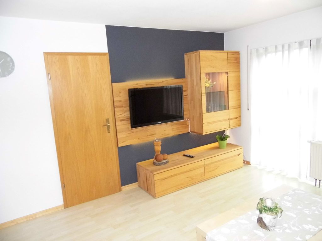 Wohnzimmer mit Ferseher und Schrank
