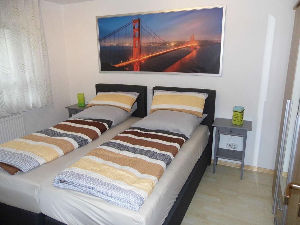 Schlafzimmer mit zwei Boxspringbetten