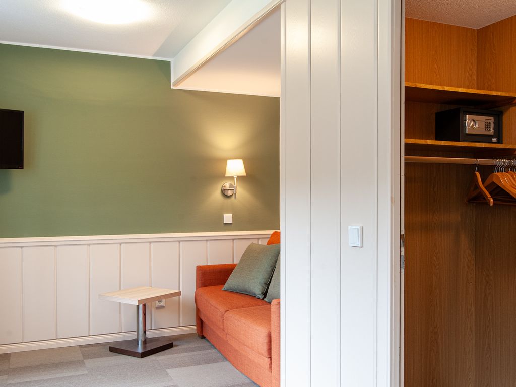 Zimmer 4 Schlafcouch Kleiderschrank