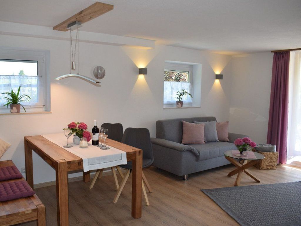 Gartenwohnung  Sofa &amp; Esstisch