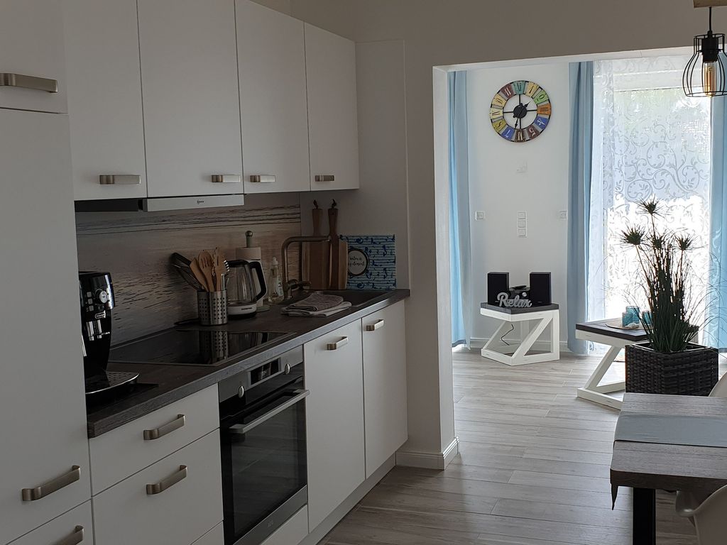 Blick von Küche ins Wohnzimmer
