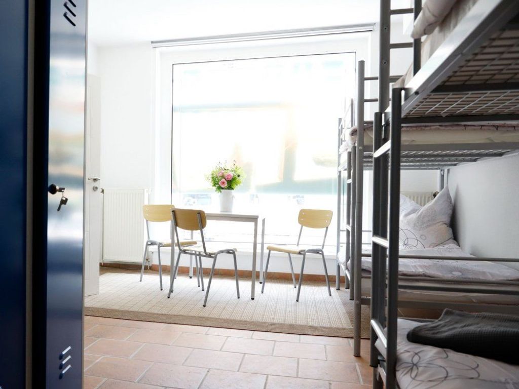 schlafzimmer1mitblickzumfenster