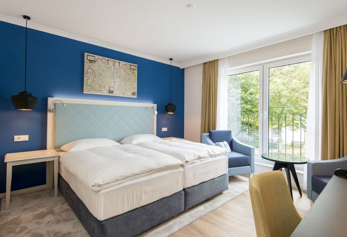 Großes Wohnzimmer mit Balkon
