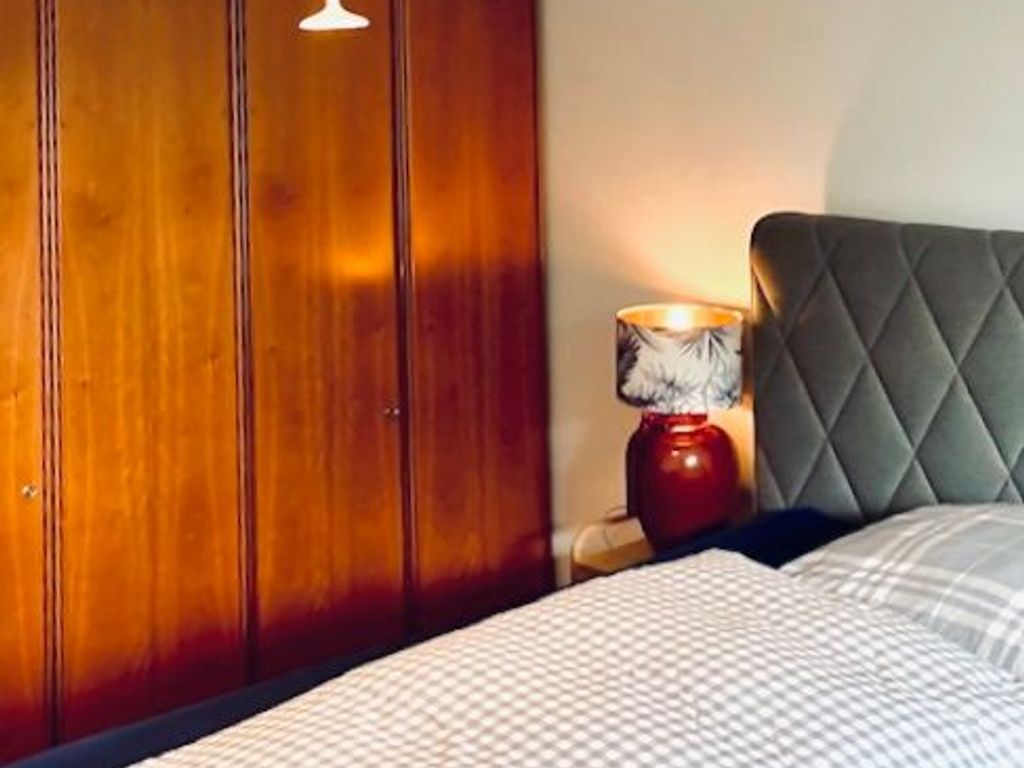 Schlafzimmer mit Boxspringbett