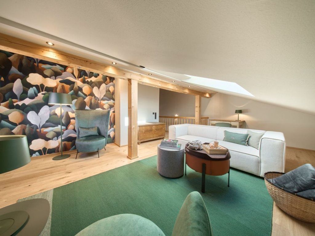 Wohnzimmer mit Leseecke im Obergeschoss