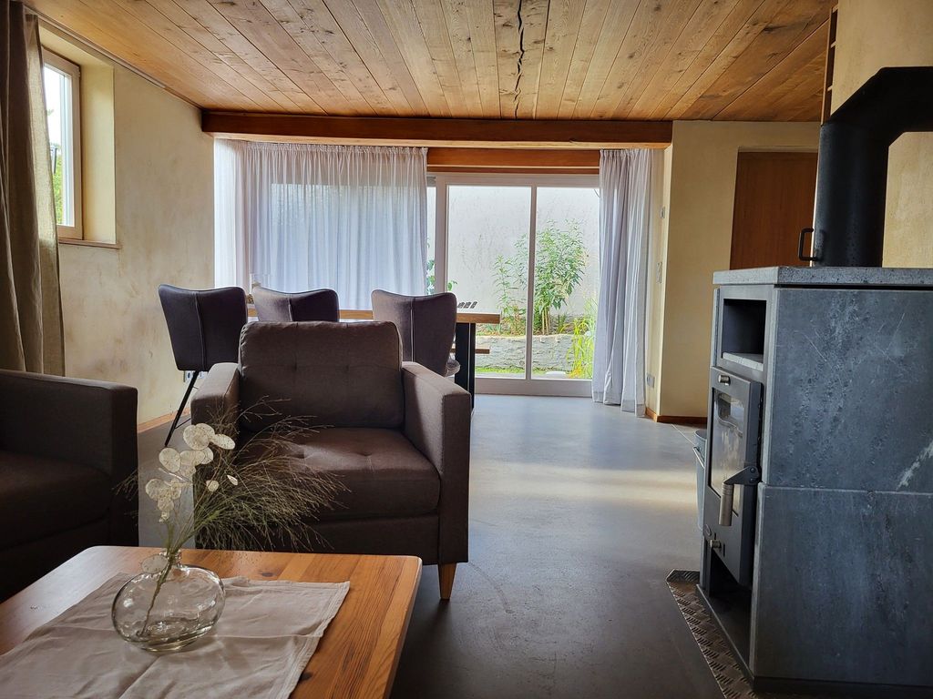 Wohnzimmer mit Blick auf Terasse