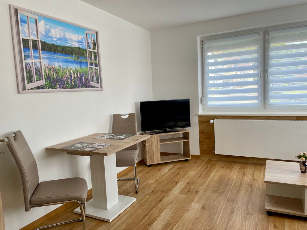 Essecke mit Flachbildschirm - Sat-TV