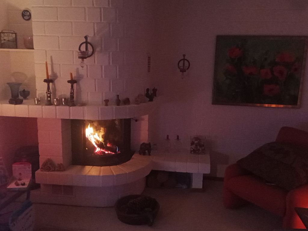 Offener Kamin in der Fernsehecke