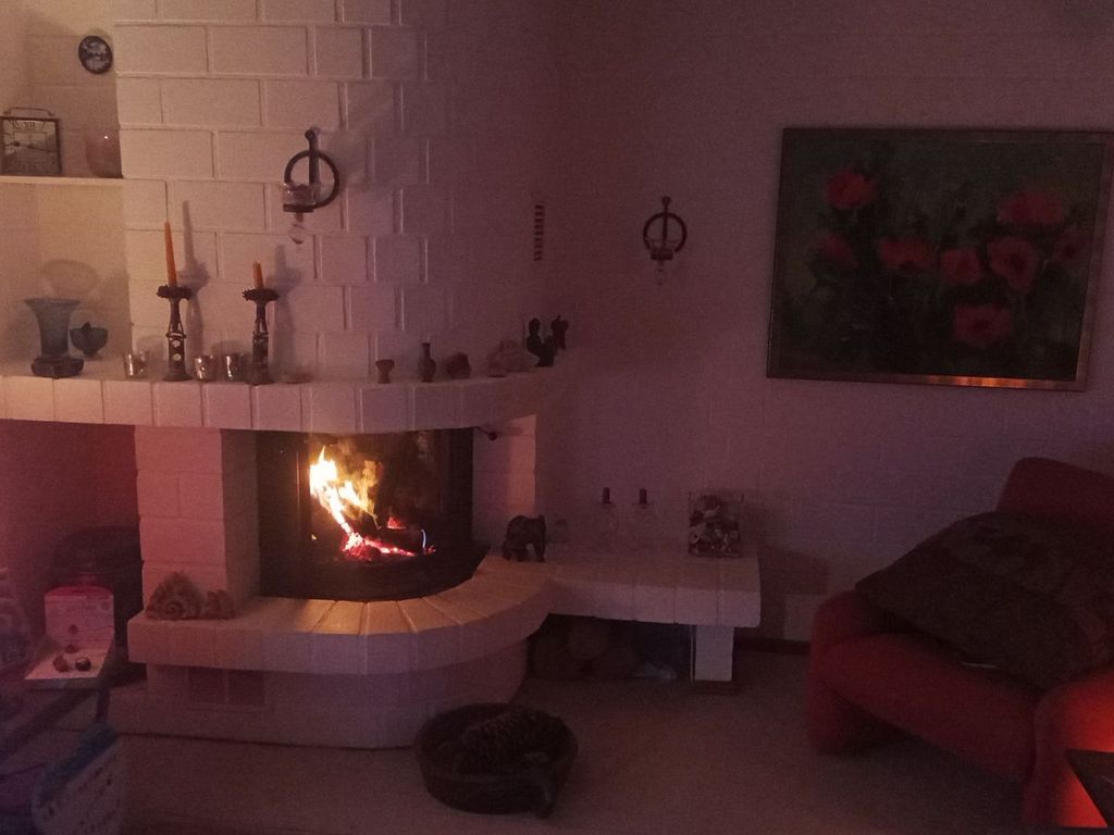 Offener Kamin in der Fernsehecke
