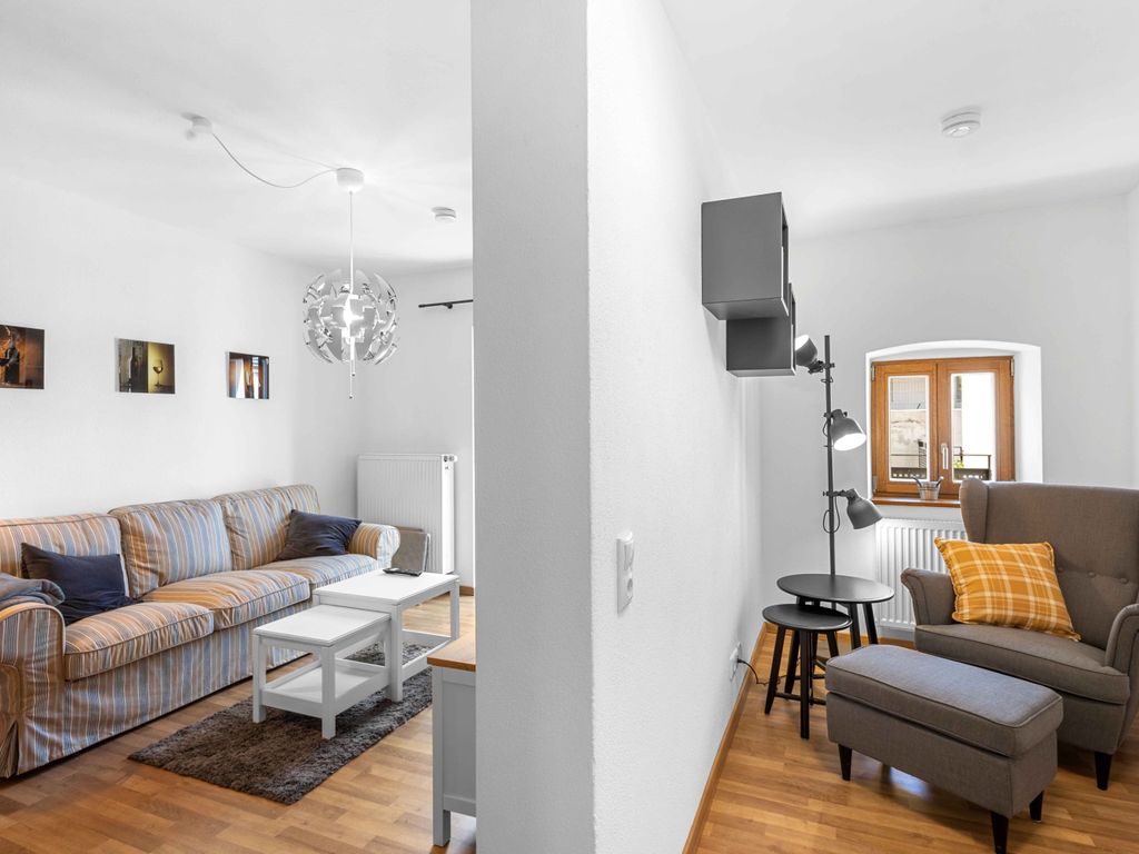 Wohnzimmer (links) und Leseecke (rechts)