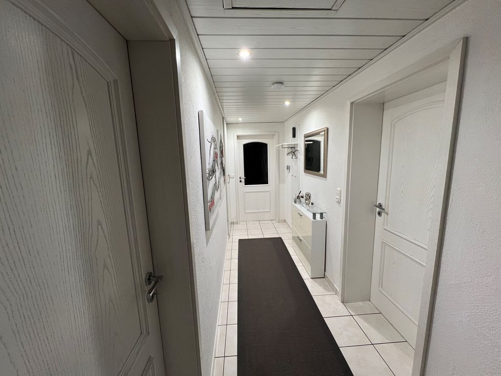 Eingangsbereich / Flur mit Garderobe, Schuhschrank, Videosprechanlage