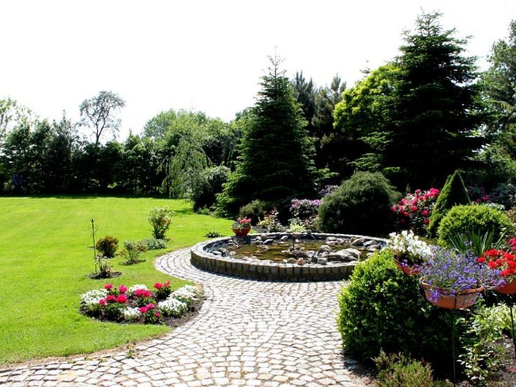 großer Garten mit Liegewiese