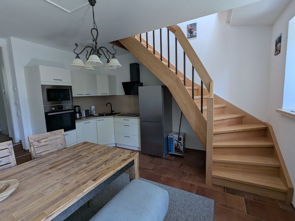 Die neue Holztreppe führt ins Obergeschoss zu den Schlafzimmern
