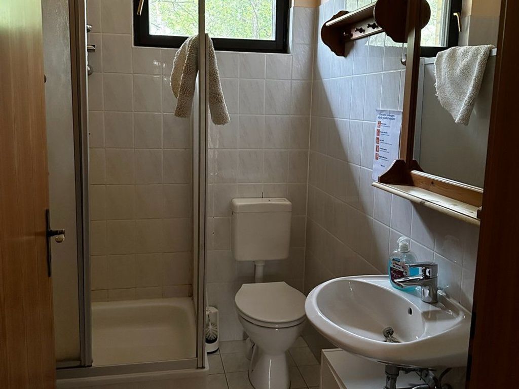 Badezimmer mit Dusche und WC