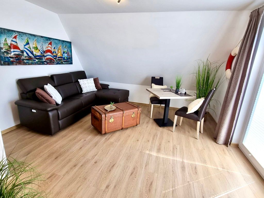 Wohnzimmer mit Sofa und Essbereich